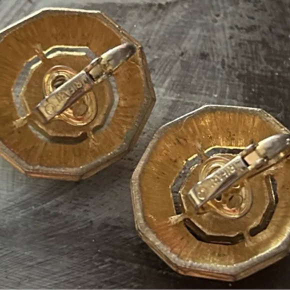 Vintage SIGNED CROWN TRIFARI Textured Pendant Necklace Gold Tone 24” Earring SET - Picture 5 of 6